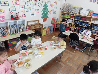 クリスマス会食を楽しむ子どもたちの様子の写真