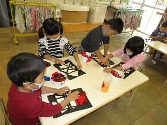 ステンドグラスを製作する4歳児ぱんだぐみの様子の写真