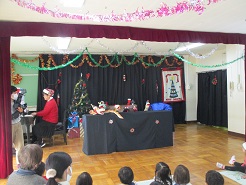 クリスマスソングに合わせてヘビ人形がダンスをしている写真