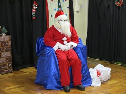 サンタクロースが登場して、椅子に座っている写真