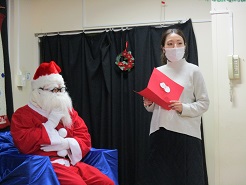 サンタクロースが子どもたちから寄せられた質問に考えて答えている写真