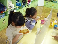 ピザを食べる子どもの写真2