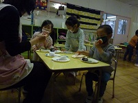 お寿司を食べる子どもの写真