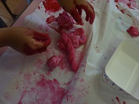 粘土で形を作る子どもの写真