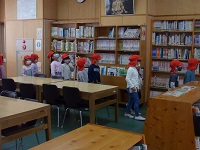 図書室を見学する子どもの写真