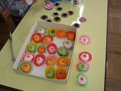 いろいろな材料で子どもが作ったお菓子の写真