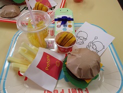 子どもたちが作ったハンバーガーやポテトの写真