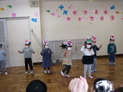 二歳児が踊っている写真