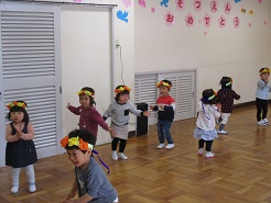 一歳児がパプリカを踊っている写真