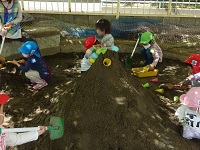 砂遊びをする子どもの写真1
