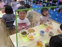 カレーライスを食べる5歳児の写真です。