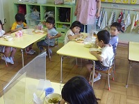 カレーを食べる3歳児の写真
