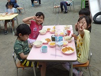 外で食事をする子どもの写真2