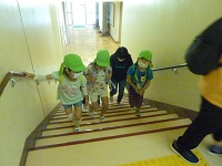 学校の階段を上る子どもの写真