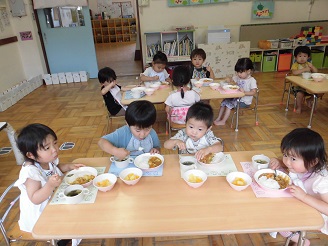 2歳児の会食の様子の写真