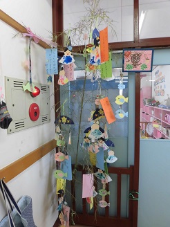 1歳児の笹飾りの様子の写真