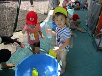 写真：2歳児の水遊び