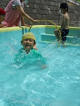 写真：5歳児のプールあそび