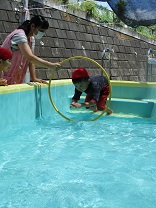 写真：5歳児のプールあそび