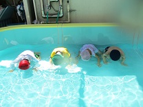 写真：4歳児のプールあそび