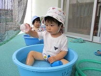 写真：0歳児の水遊び