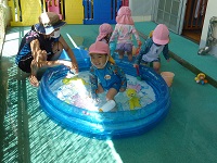 1歳児水遊びの写真3