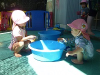 1歳児水遊びの写真4