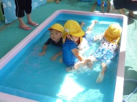 2歳児水遊びの写真
