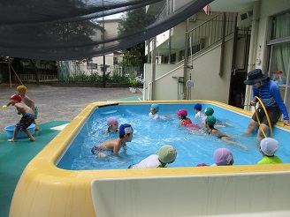 5歳児クラス幼児プールの様子の写真