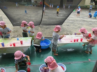 2歳児クラス色水あそびの様子の写真