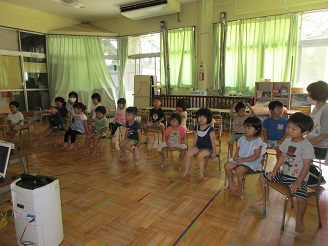 3歳児クラス誕生会の様子の写真