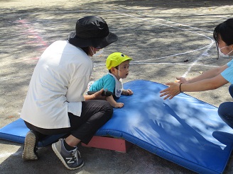 運動会リハーサルに参加する0歳児ひよこ組の子どもの様子の写真