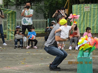 親子競技を楽しむ0歳児ひよこ組の子どもたちの様子の写真