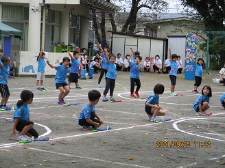 縄跳びに挑戦する5歳児らいおん組の子どもたちの様子の写真