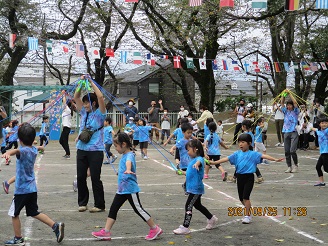 縄跳びで「メリーゴーランド」を表現する5歳児らいおん組の子どもたちの様子の写真