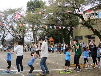親子競技を楽しむ5歳児らいおん組の子どもたちの様子の写真