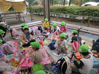 4歳児ぱんだ組がお弁当を食べている様子の写真