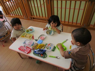 1歳児りす組がお弁当をを食べている様子の写真