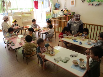 1歳児りす組が芋汁の給食を食べている様子の写真