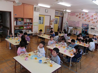 5歳児らいおん組が芋汁の給食を食べている様子の写真