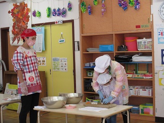 4歳児ぱんだ組が芋汁の材料を切っている様子の写真