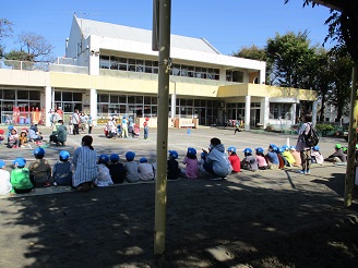 5歳児らいおん組が第七幼稚園の運動会の練習を見ているの様子の写真