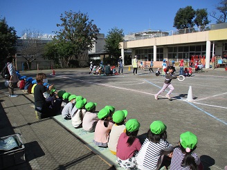 4歳児ぱんだ組が幼稚園の練習を見学している様子の写真
