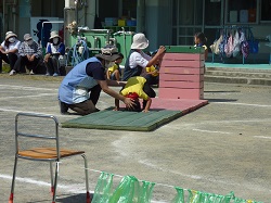 4歳児の競技の様子の写真2