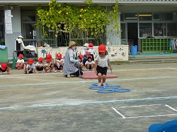 3歳児の競技の様子の写真2