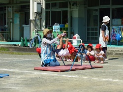 3歳児の競技の様子の写真1