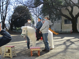 らいおん組の乗馬体験の様子の写真