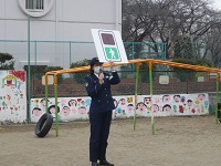 日野警察の婦人警察官から信号について説明を受けている写真