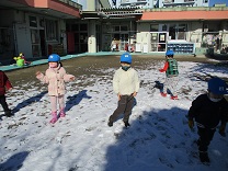 写真：3歳雪遊び