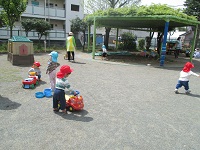 コンビカーで遊ぶ1歳児の写真